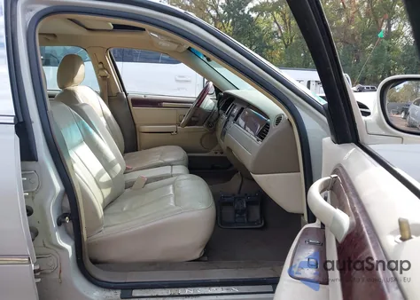 2005 Lincoln Town Car from USA, damaged, VIN 1LNHM82W25Y667065